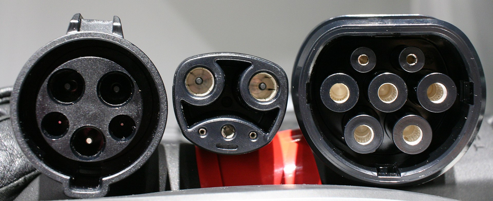 1920px-Tesla-type-1-inlet-tesla02-outlet-iec-type-2-outlet-cropped.jpg