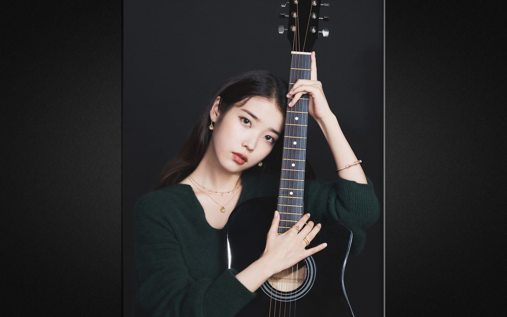 IU-Black-Gradient-Wallpaper00.png