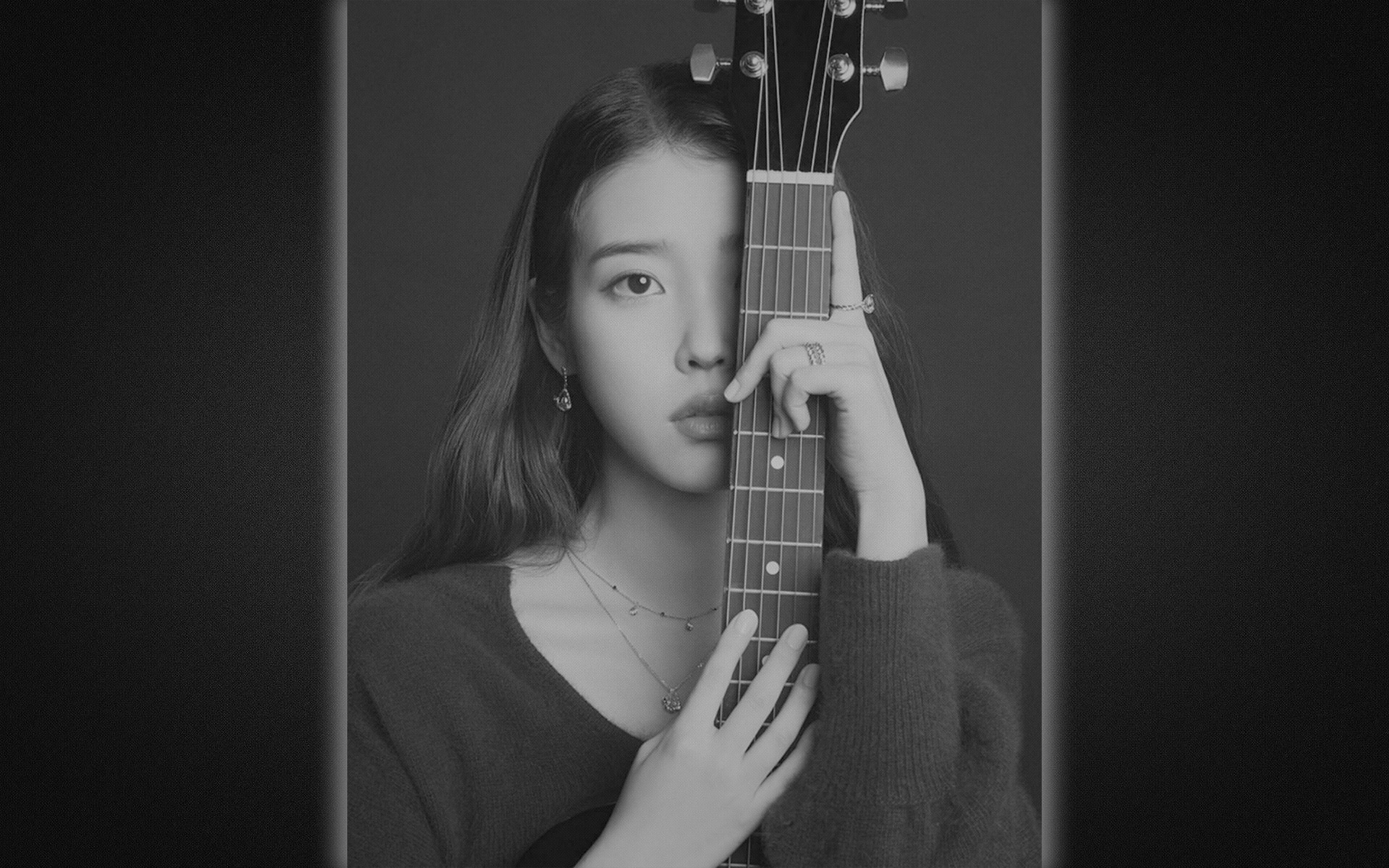 IU-Black-Gradient-Wallpaper02.png