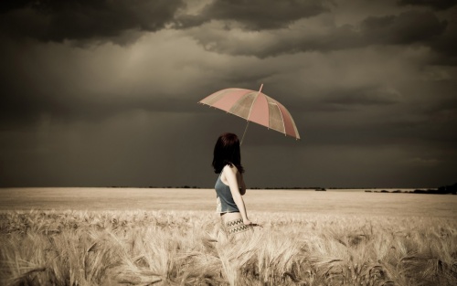 ws_Woman_Umbrella_Field_Stormy_1920x1200-500x313.jpg