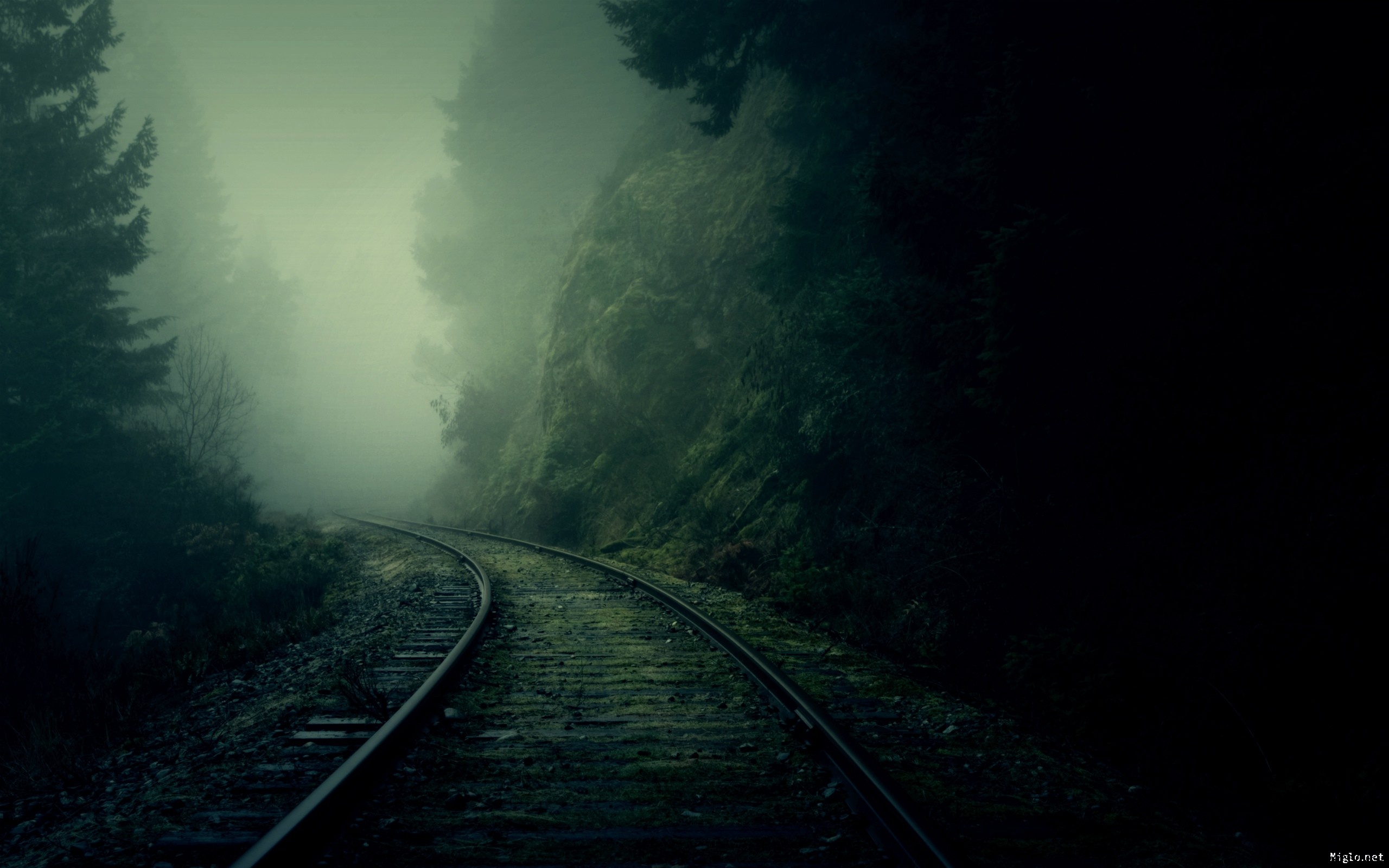 une-nuit-noir-attendre-le-passage-de-train-2560x1600.jpg