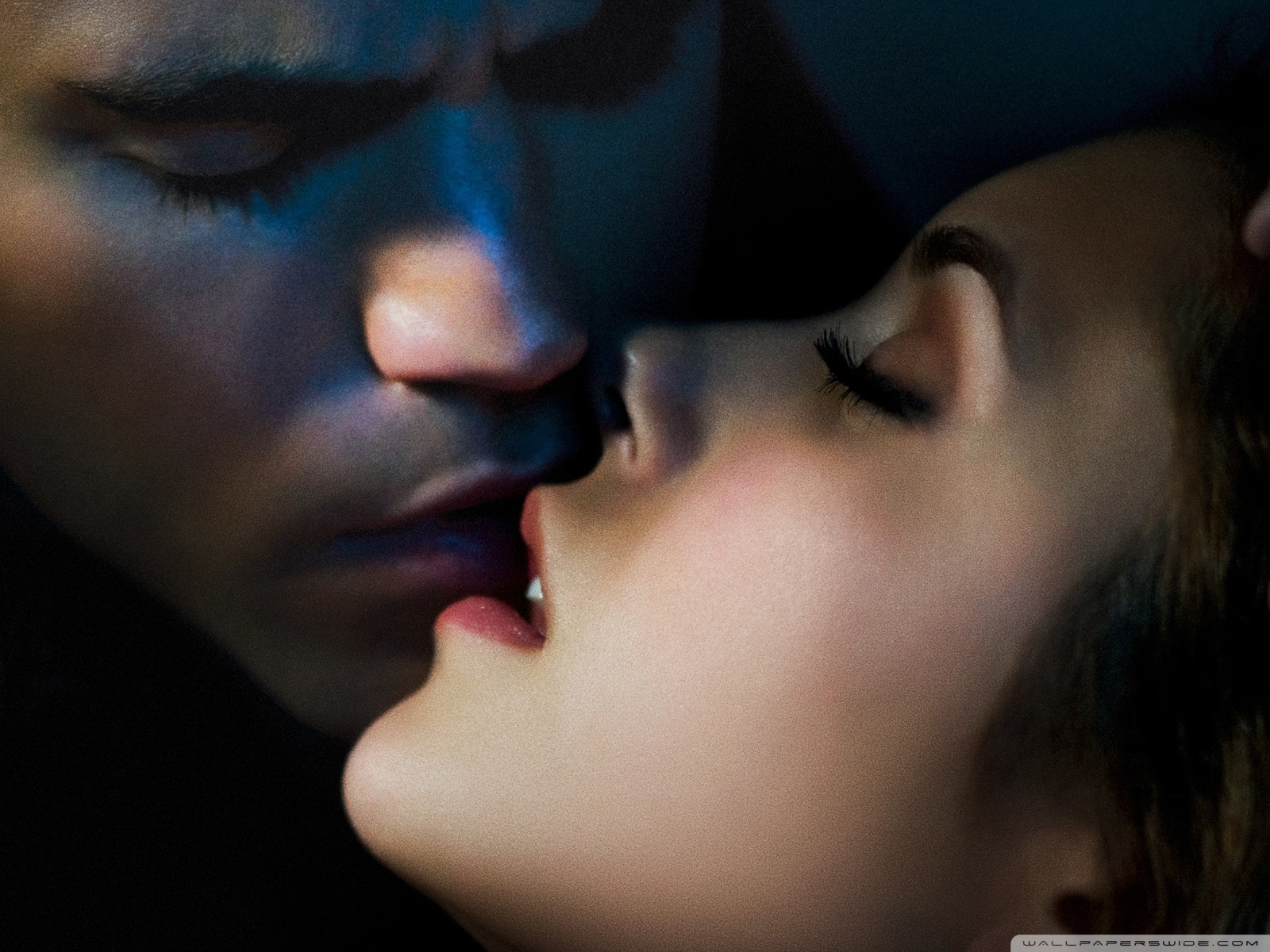 the_vampire_diaries_kiss-wallpaper-1600x1200.jpg